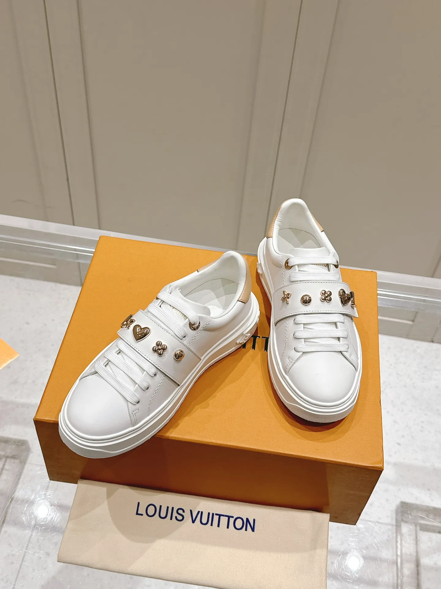 👟👟Ex-factory price 560👟👟 LV new white shoes, four-leaf clover🍀sunflower🌞 charm, add naughty and lively color to simple white shoes, easy to wear and durable, code number: 35+40 (41 customized)